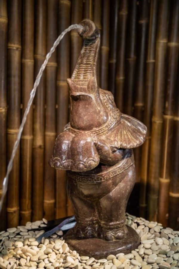 Wasserspiel, stehender Elefant